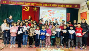 Trường Tiểu học Văn Khê tặng quà tết cho các em học sinh có hoàn cảnh khó khăn.