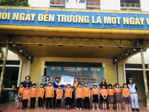 Công ty Honda Việt Nam tặng mũ bảo hiểm cho học sinh lớp 1,2.